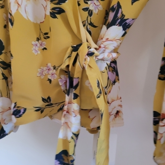 Yumi Kim Queen Bee Wrap Blouse Floral Print Size Large - Picture 6 of 11